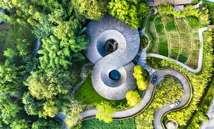 上海部分道路窨井盖高低不平 居民提出整改建议