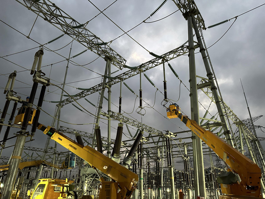 国网荆州供电公司开展高温大负荷变电设备特巡