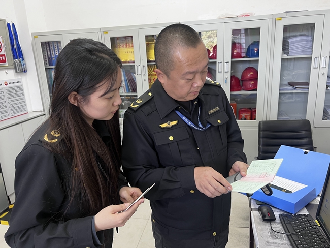 广西钦州：电力部门迅速出动战台风“摩羯”