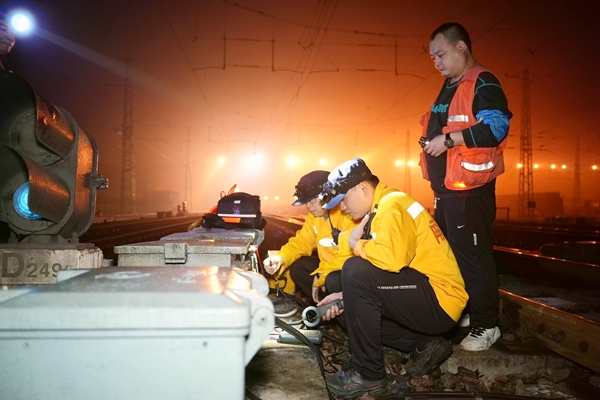 跨年路上的电力“挑山工”