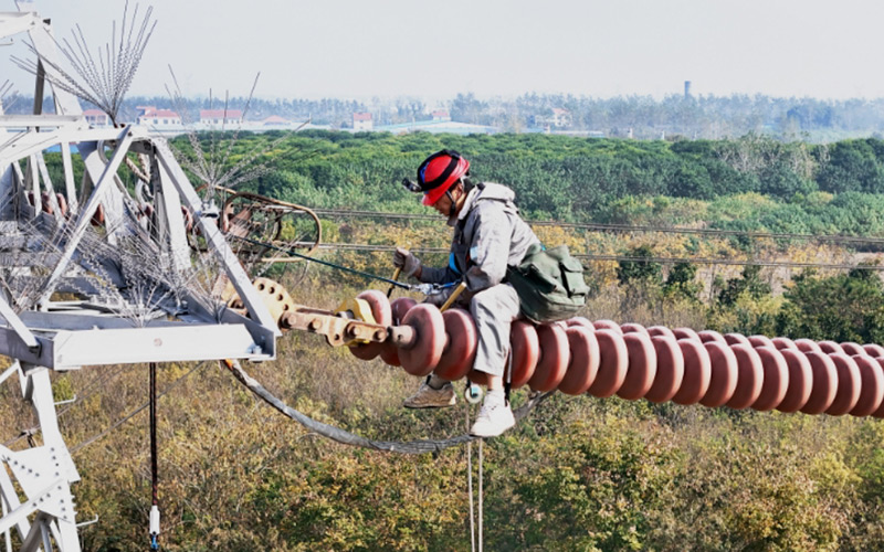 女电力机车钳工“半平米”间磨砺“匠心”