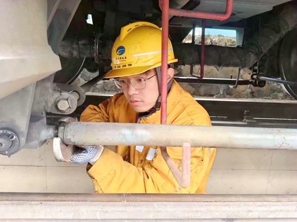 广西钦州：受台风“泰利”影响的电力线路设备已全部恢复供电