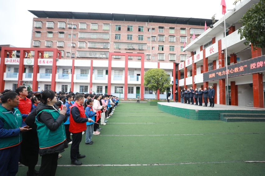 中国医疗队向圭亚那捐赠腹腔镜手术设备