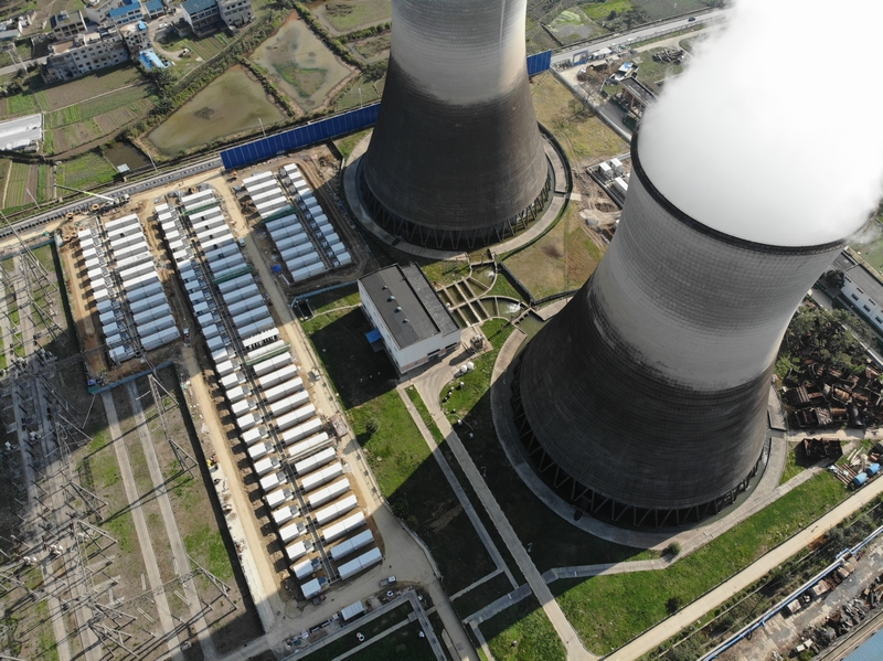 服务区充电桩多，还有移动充电设备（2025春运一线）